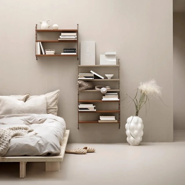 String Pocket Regal von String Furniture in verschiedenen Farben an der Wand