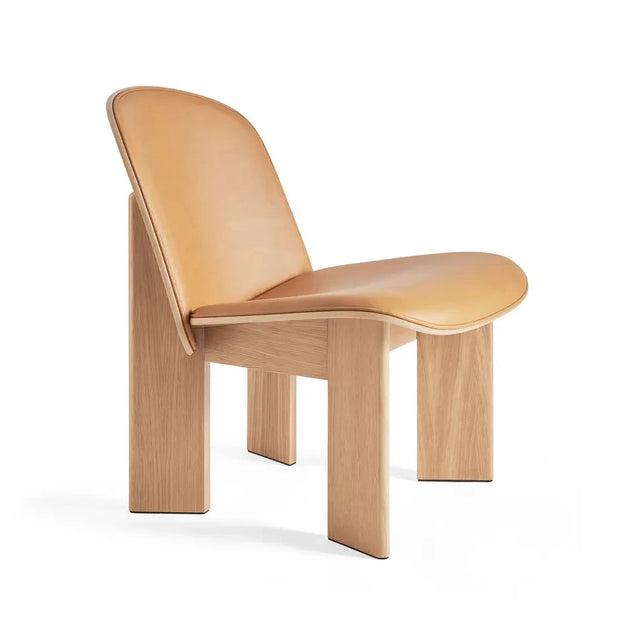 HAY Chisel 85 Lounge Chair – Lacquered Oak mit Sense Leather Cognac
