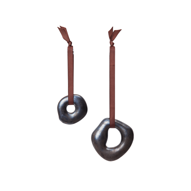 ferm LIVING Orrith Ornaments Rustic Bronze – skulpturaler Christbaumschmuck 2er-Set