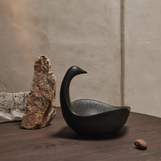 ferm LIVING Swan Centrepiece – Deko-Schwan aus Keramik als Tischdekoration