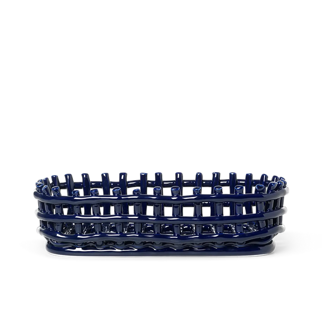 ferm LIVING Ceramic Basket Oval Blau – Obstschale aus Keramik im Flechtdesign
