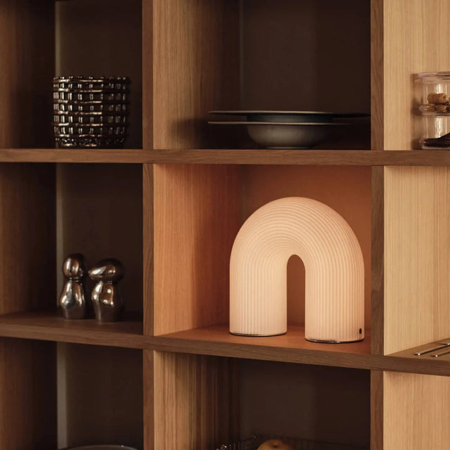 ferm LIVING Ceramic Basket Small Silber im Bücherregal
