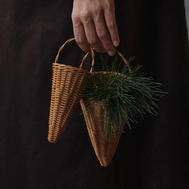 ferm LIVING Braided Cones mit Tannengrün gefüllt