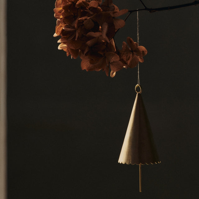ferm LIVING Cone Bell Messing-Glocken am Weihnachtsbaum