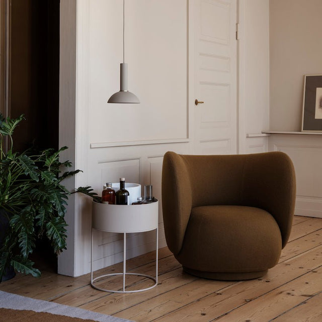 ferm LIVING Plant Box Rund grau – Pflanzgefäß aus Metall im Raum