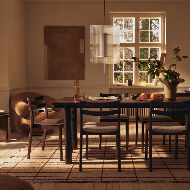 ferm LIVING Sen karierter Wollteppich im Wohnzimmer