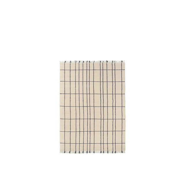 ferm LIVING Sen Wollteppich 140 × 200 cm Parchment/Indigo – Karomuster in Blau