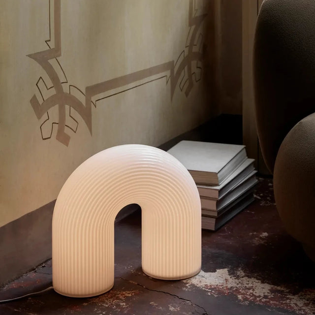 ferm LIVING Vuelta Bodenleuchte leuchtend im Wohnzimmer