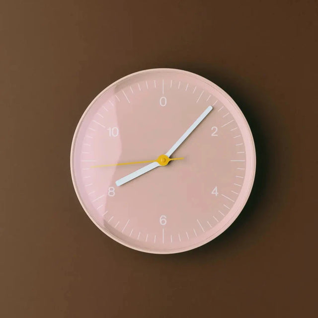 HAY Wanduhr Jasper Morrison, lautlose Design-Wanduhr pink auf braunem Hintergrund, Recycled ABS