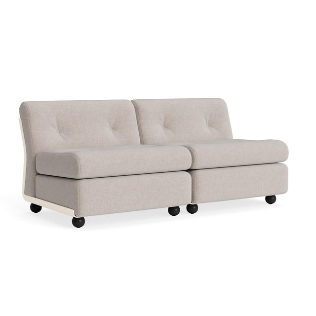 HAY Amanta 2-Sitzer Sofa, Gestell Cream Beige, Bezug Overlap 05