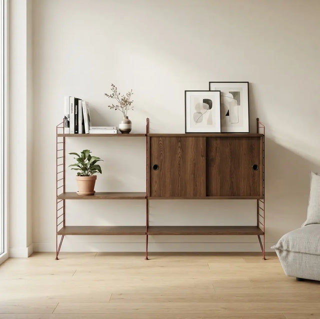 String Regalsystem Wohnzimmer Set Eiche dunkel/Rot im Wohnzimmer – 140 cm mit Schiebetür-Schrank – String Furniture