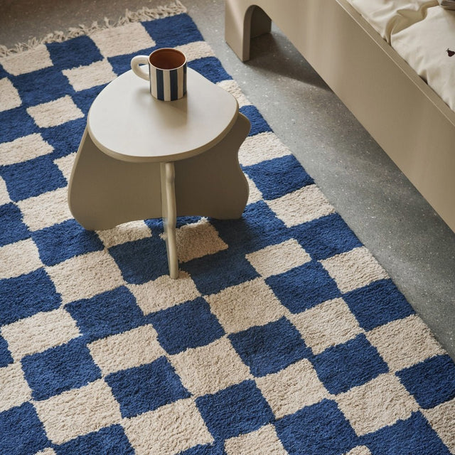Teppich Mara Deep Blue waschbar - ferm LIVING - DesignWe.Love