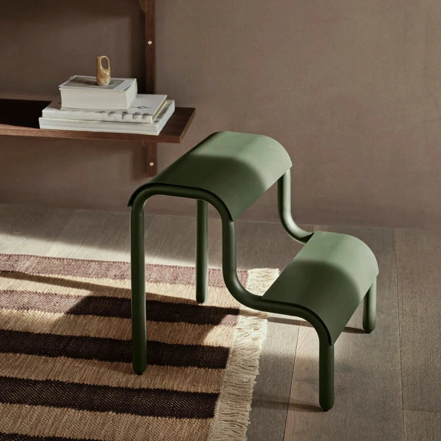 Praktischer Alltagshelfer Tritthocker Up Step Stool Grün – ferm LIVING, pulverbeschichtetes Metall, 2 Stufen