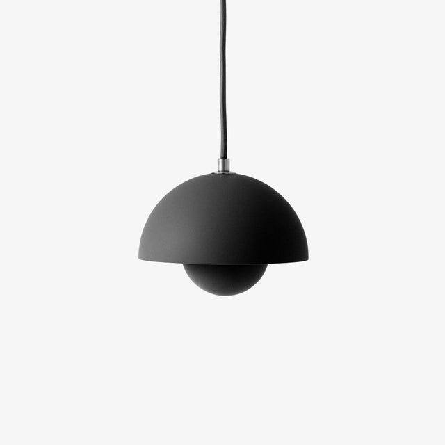 Flowerpot VP10 Pendelleuchte in Matt Black von &Tradition – Verner Panton