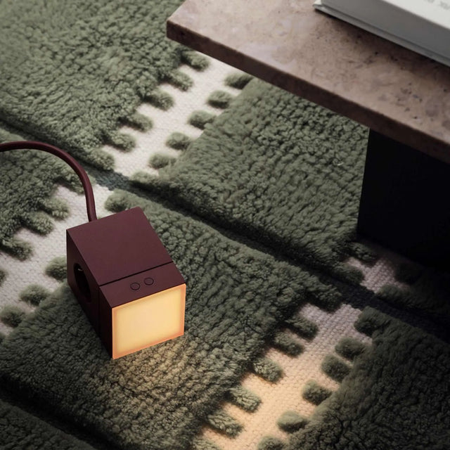 Avolt Lamp 1 dimmbare Steckdosenlampe in Mulberry Red mit dem Avolt Square 1 als Set