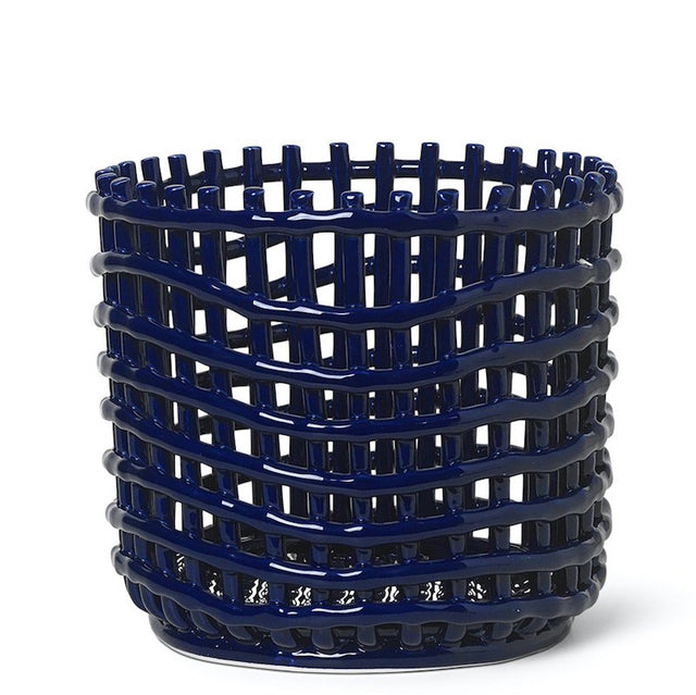 ferm LIVING Ceramic Basket Large Blau – Obstschale aus Keramik im Flechtdesign
