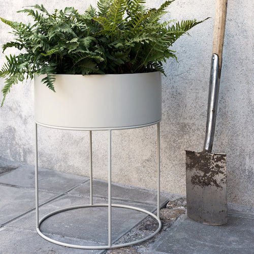 ferm LIVING Plant Box Rund in Hellgrau – runder Pflanzkübel aus Metall bepflanzt