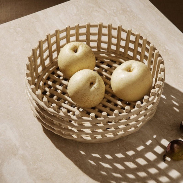 Obstschale Ceramic Centerpiece Cashmere gefüllt mit Äpfeln - ferm LIVING - DesignWe.Love