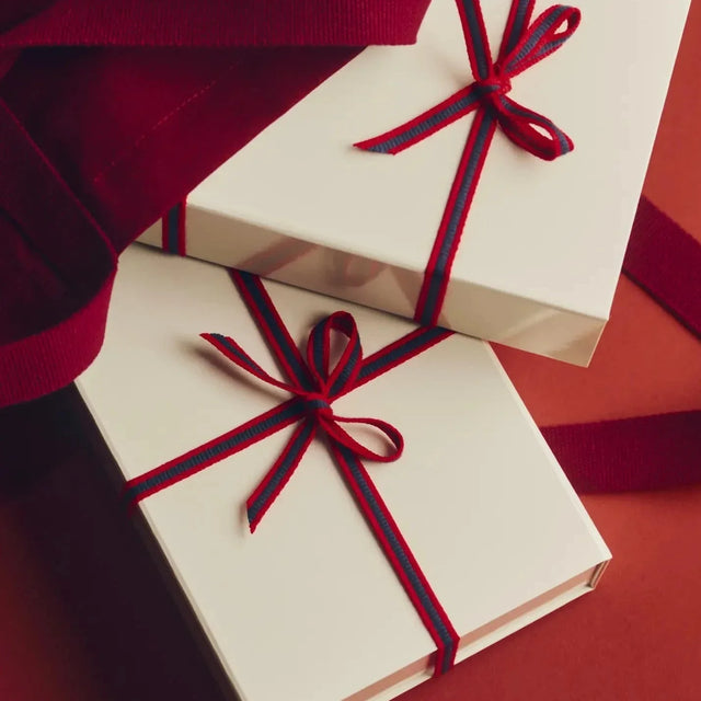 Geschenke für Frauen - Designgeschenk verpackt mit roten Schleifen