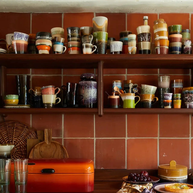 HKliving 70s Ceramics Soil Kaffeebecher – Detailansicht reaktive Glasur, Braun Ocker Grau Steinzeug
