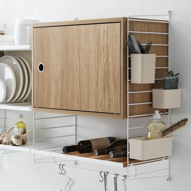 String Regal mit Wandleitern in Weiß – String Furniture Regalsystem