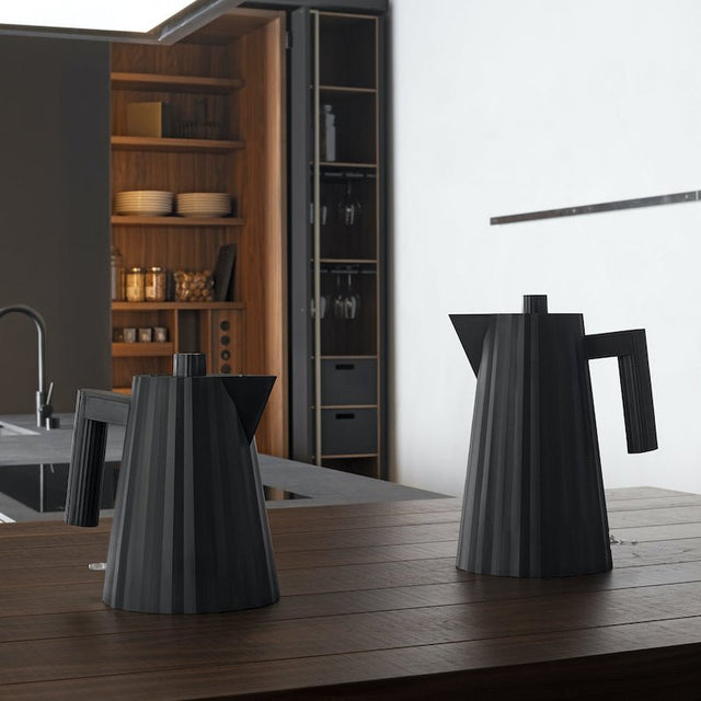 Alessi Plissé Schwarz – Wasserkocher 1,7 L + und 1 L in der Farbe Schwarz