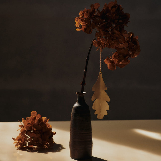 ferm LIVING Oak Leaf Messing-Anhänger am Weihnachtsbaum