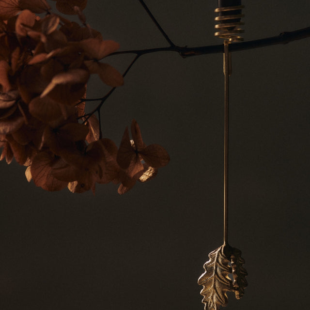 ferm LIVING Oak Leaf Baumkerzenhalter Messing mit Kerzen am Weihnachtsbaum