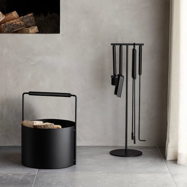 ASHI Kaminholzkorb M Eichengriff - Blomus - DesignWe.Love