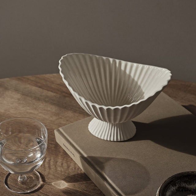 ferm LIVING Fountain Keramikschale 19 cm als Dekoschale auf dem Tisch