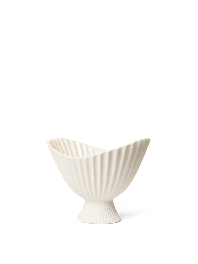 ferm LIVING Fountain Bowl 28 cm Keramik Off-white – große Dekoschale mit Fuß