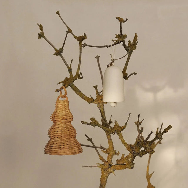 ferm LIVING Braided Bell Baubles an Zweigen als natürlicher Christbaumschmuck