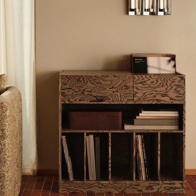 ferm LIVING Cabri Schallplattenschrank mit Plattenspieler im Wohnzimmer
