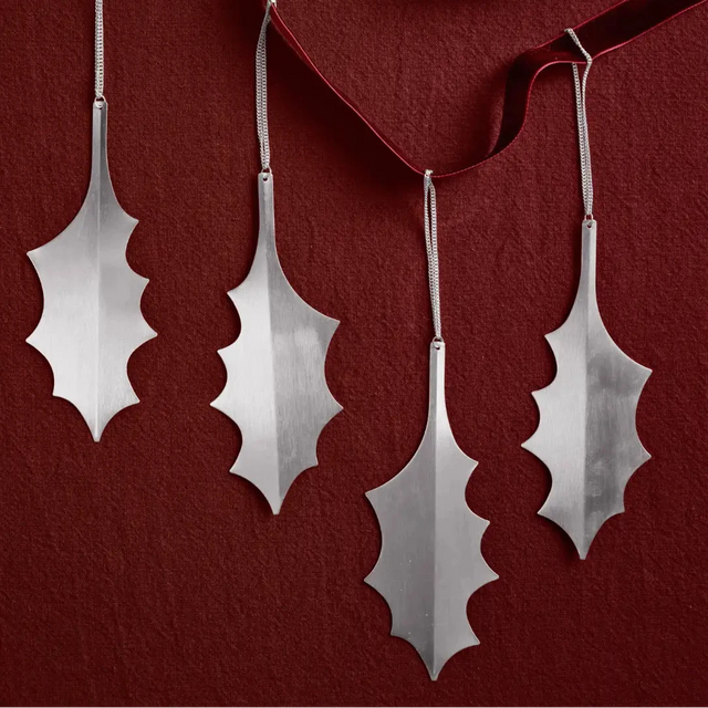 ferm LIVING Holly Leaf Anhänger Silber vor rotem Stoff