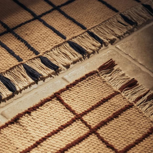 ferm LIVING Sen Läufer aus Wolle – Detail des karierten Flachgewebes