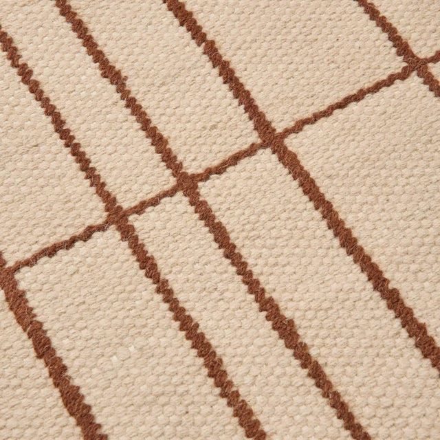 ferm LIVING Sen Wollteppich Chestnut – Detail des Flachgewebes mit Relief
