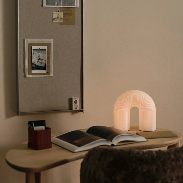 ferm LIVING Vuelta Akku-Lampe als kabellose Tischlampe im Wohnraum
