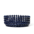 ferm LIVING Ceramic Basket Centerpiece Blau – Obstschale aus Keramik im Flechtdesign