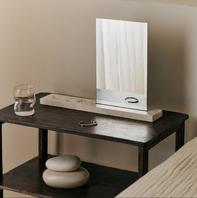 ferm LIVING Pebble Box Small als Schmuckdose auf dem Nachttisch
