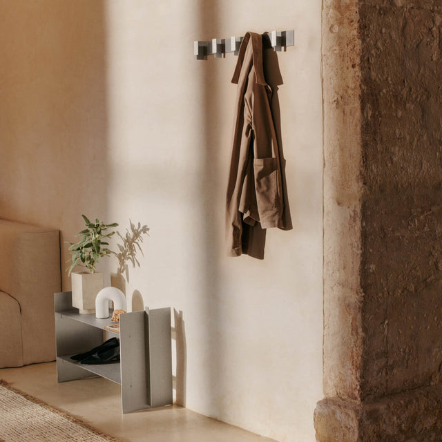 ferm LIVING Lager Low Rack Aluminium als Lowboard im Wohnzimmer