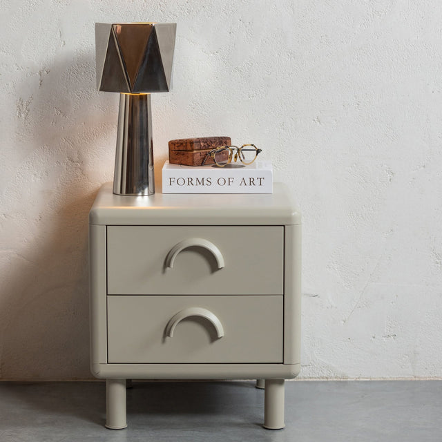 Rune Kommode/Nachttisch mit Schubladen Sand - Woood - DesignWe.Love