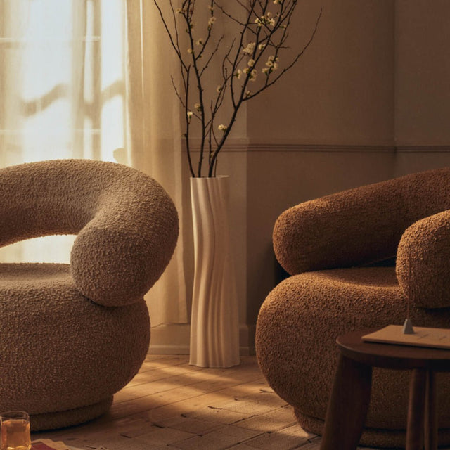 Sessel Orbo Loungechair - Raw Bouclé - Tan - Ferm Living - DesignWe.Love