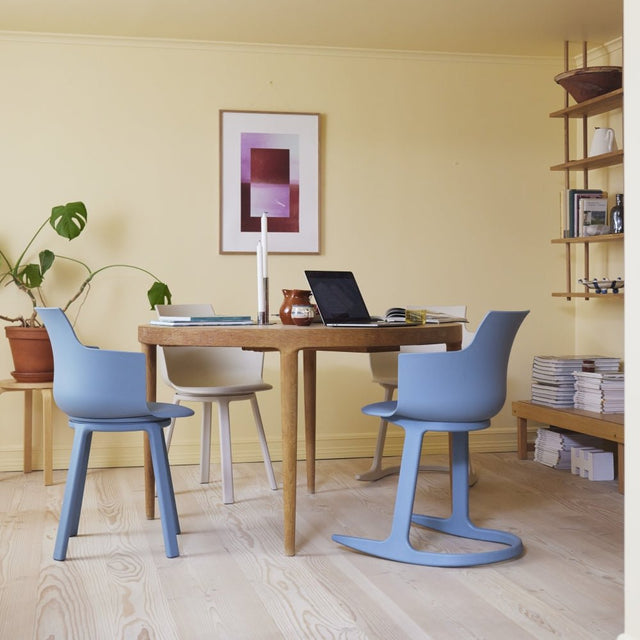 Varier Social Tilt Esszimmerstuhl mit Armlehne in Blue – Ansicht 2
