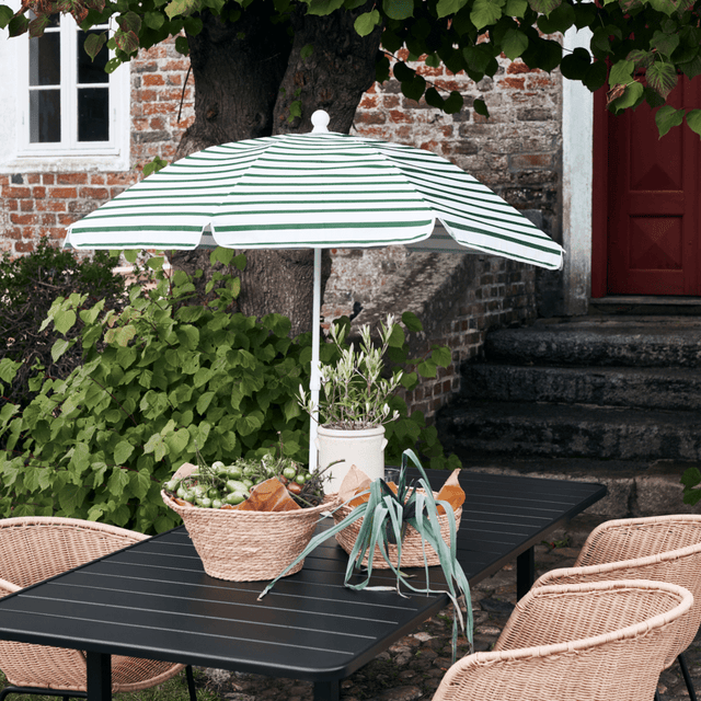Sonnenschirm Oktogon Grün/Weiß - House Doctor - DesignWe.Love