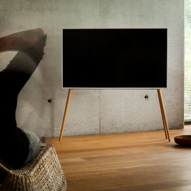 Design TV-Ständer Holz Eiche Natur 42–55 Zoll von JALG im Wohnzimmer