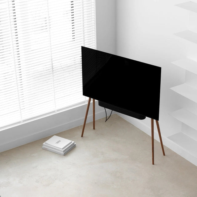 Design TV-Ständer Holz Walnuss Natur 55–77 Zoll von JALG im Wohnzimmer