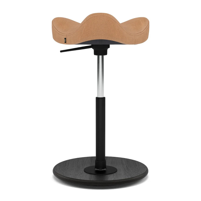 Varier Move Sattelhocker höhenverstellbar, Holzbasis Schwarz, Bezug DUNES Camel 21004, Packshot
