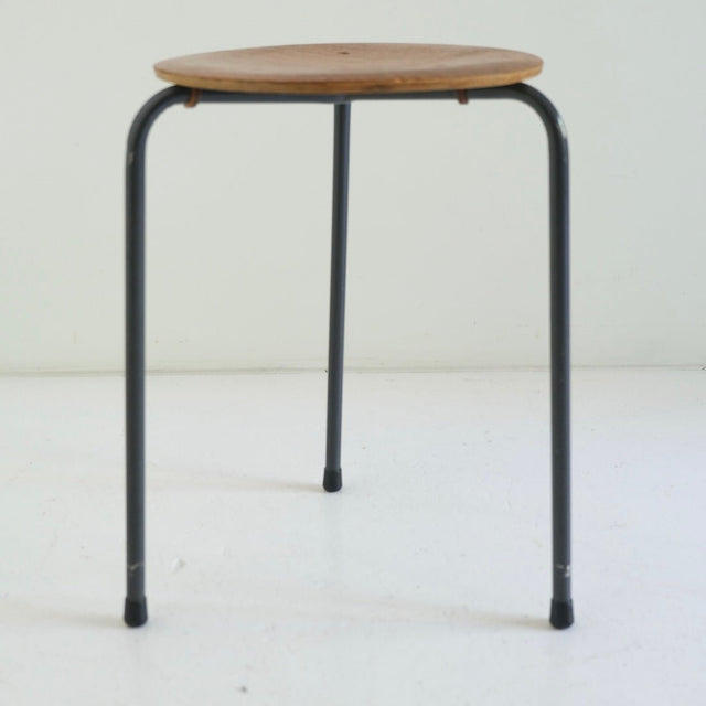 Vintage Hocker Dreibein - Bauhaus Stil - DesignWe.Love