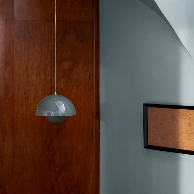 Flowerpot VP10 Pendelleuchte in Stone Blue von &Tradition im Wohnambiente
