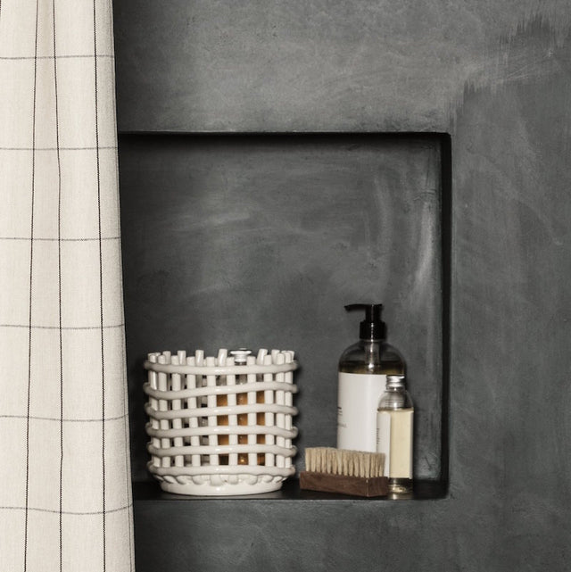 ferm LIVING Ceramic Basket Small Off-white in der Dusche